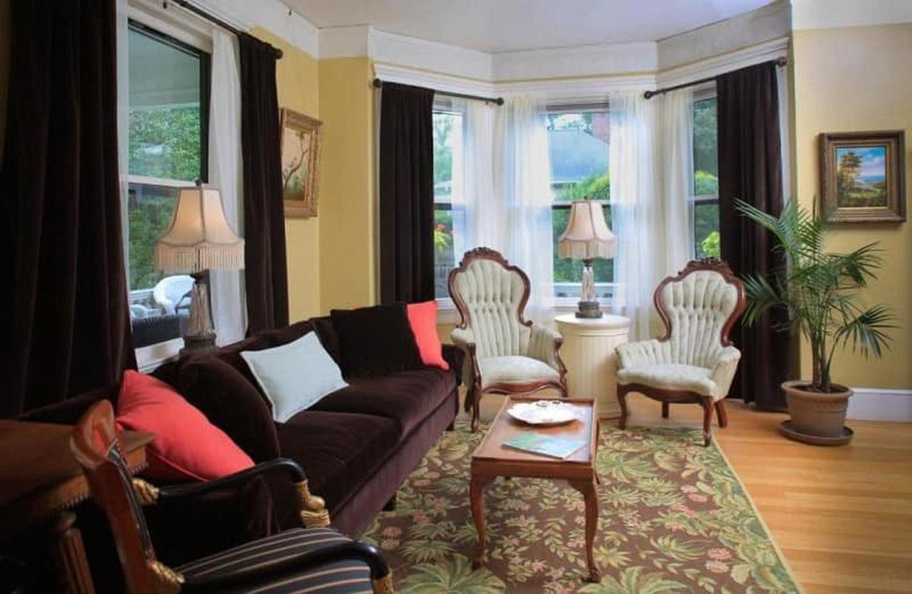 Bed & Breakfast The Lion And The Rose 3*