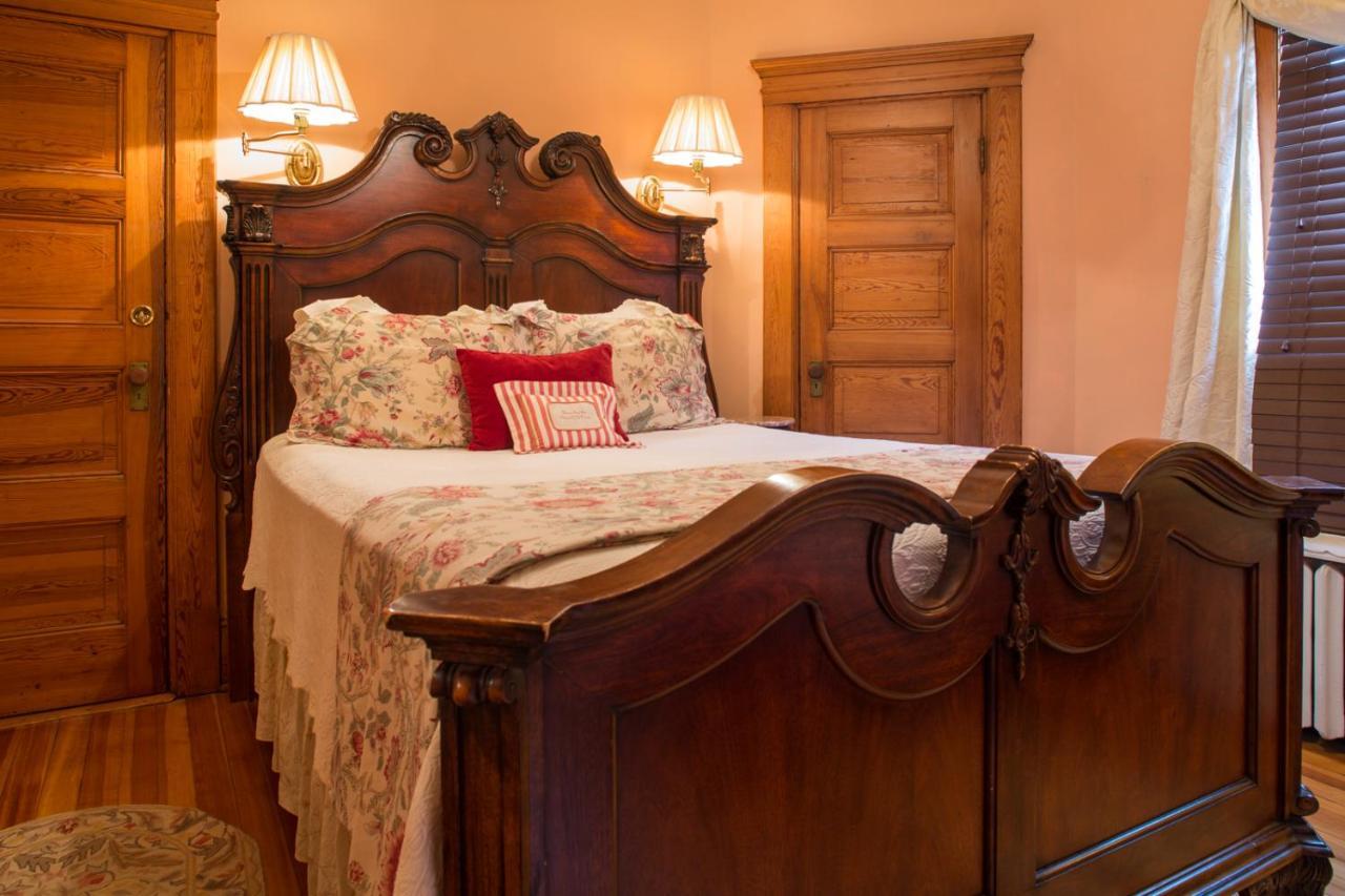 The Lion And The Rose Bed & Breakfast 3*